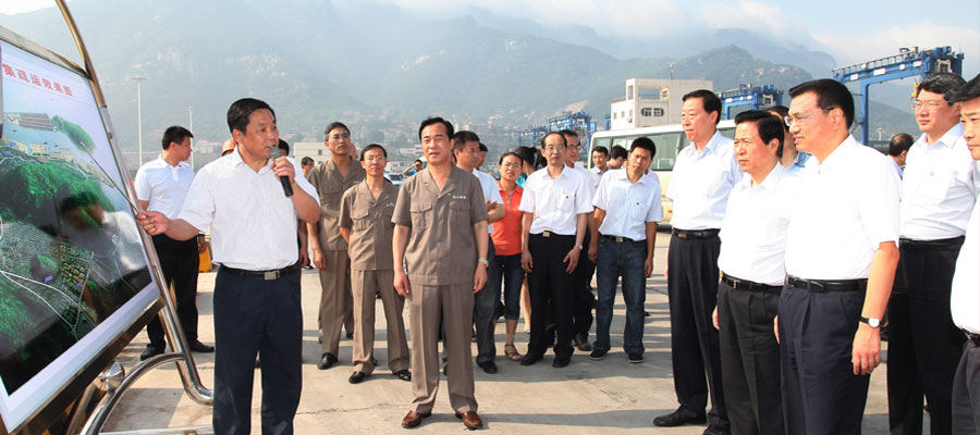 2010年8月 李克强副总理考察连云港港口